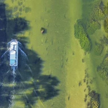 Bateau pénichette sur le fleuve Charente vu du ciel