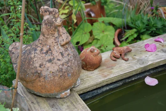 Poules, grenouilles décoratives dans le jardin à l'occasion des Rendez-vous au Jardin