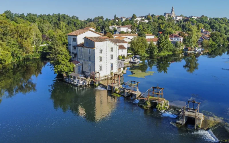 pêcheries, essacs pour la pêche à l'anguille à Saint Simeux sur les bords du fleuve Charente