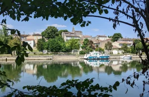 Le village gabarrier de Saint Simon au bord du fleuve Charente, le long de la Flow vélo