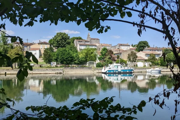 Le village gabarrier de Saint Simon au bord du fleuve Charente, le long de la Flow vélo