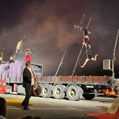 cirque, acrobates, musiciens pendant le festival de théâtre de rue Coup de Chauffe à Cognac