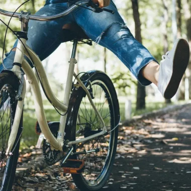 Femme faisant du vélo en s'amusant