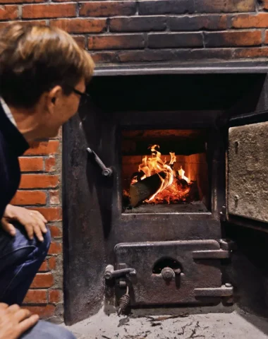 Distillation au feu de bois chez les cognacs Raison Personnelle à Angeac Champagne, feu sous la chaudière d'un alambic charentais