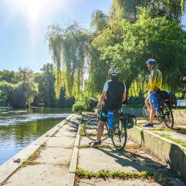 The Flow Vélo, a route dedicated to soft mobility along the Charente in Cognac, passing through Jarnac. Cyclists take a break on the banks of the Charente in Jarnac under the weeping willows.