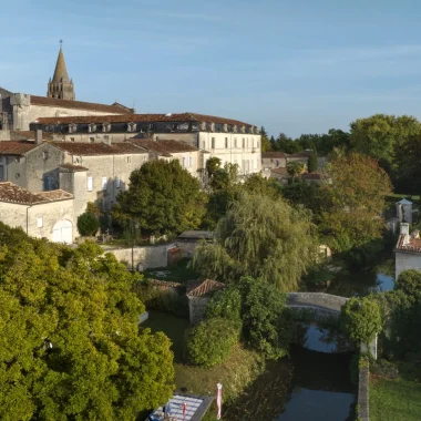 Vue sur le village de Bassac et en particulier l'aBBaye Saint Etienne