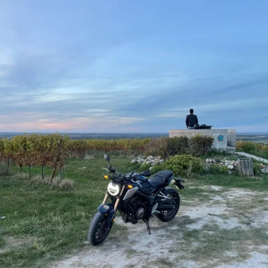 étape à la table d'orientation de Segonzac road trip circuit en moto dans le vignoble