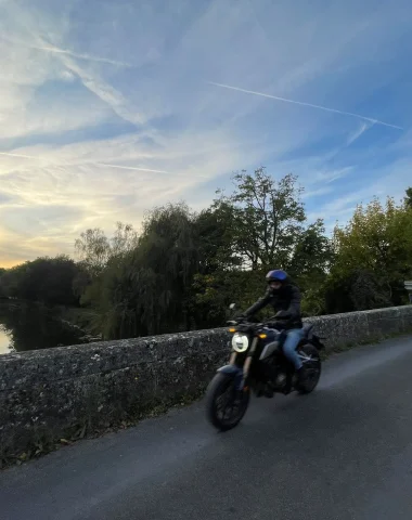 Road trip en moto, circuit à moto sur les bord de Charente