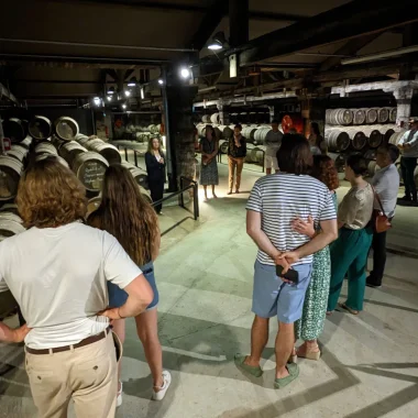 Groupe en visite dans un chai d'une maison de cognac à Cognac