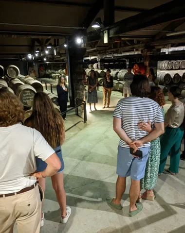 Groupe en visite dans un chai d'une maison de cognac à Cognac