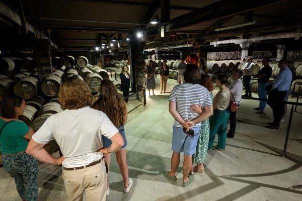 Groupe en visite dans un chai d'une maison de cognac à Cognac