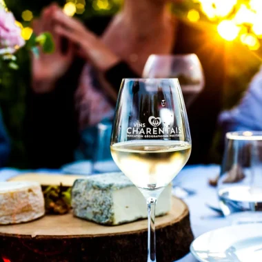 Repas accompagné d'un verre de vin blanc igp charentais