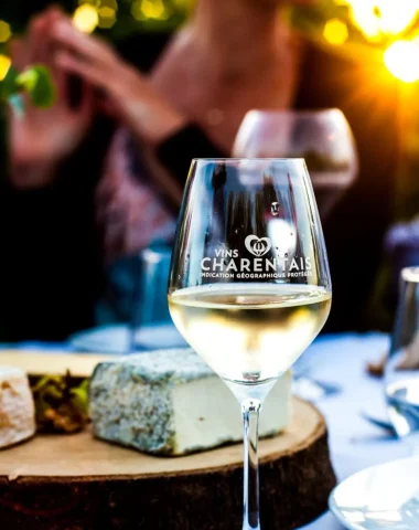 Repas accompagné d'un verre de vin blanc igp charentais